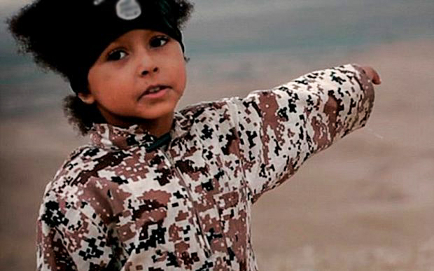 Боевики ИГ заставили 4-летнего ребенка убить трех пленников