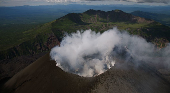 Вулкан Эбеко изрыгнул столб пепла высотой в 2,5 километра