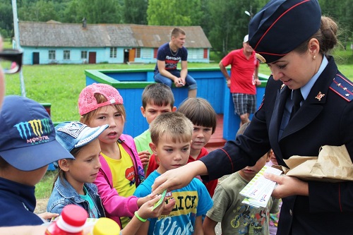 В Хакасии сотрудники Госавтоинспекции приложили руку к тому, чтобы дети знали ПДД