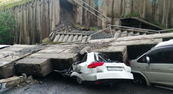 Ураган во Владивостоке обрушил бетонные блоки на автомобили