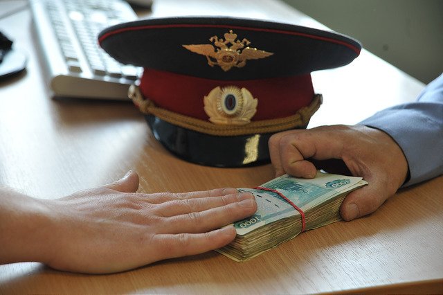 В Хакасии задержан полицейский за вымогательство 300 тысяч рублей
