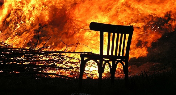 В Хакасии из горящего дома вывели мужчину