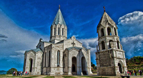 Журналисты-россияне пострадали при обстреле церкви в Карабахе