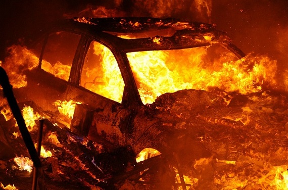 В Абакане сгорел гараж с двумя авто внутри