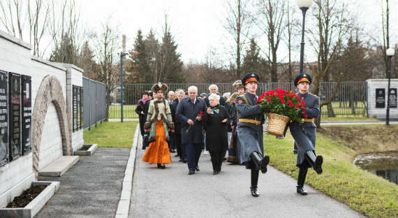 Глава Хакасии возложил цветы на Пискаревском кладбище Санкт-Петербурга (ФОТО)