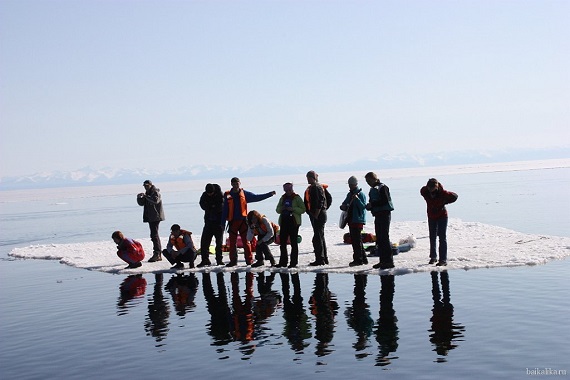 На Красноярском водохранилище с оторвавшейся льдины спасают рыбаков