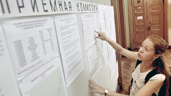 Врач, юрист и педагог - самые популярные профессии у абитуриентов ХГУ