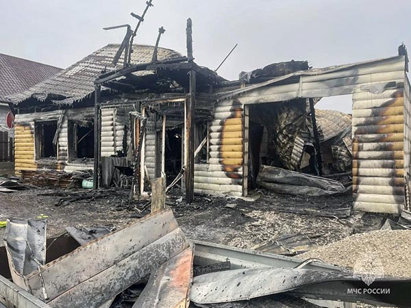 Дом и гараж сгорели в Саяногорске из-за короткого замыкания