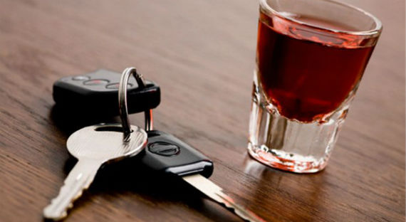 В Хакасии пьяная женщина везла в машине оружие и раненого друга
