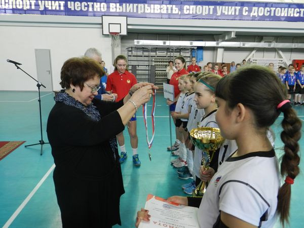 Надежда Максимова наградила лучших волейболистов в Белом Яре