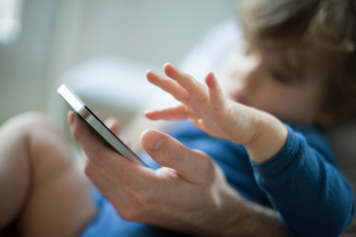 Ученые выяснили, что дети стали меньше спать из-за смартфонов
