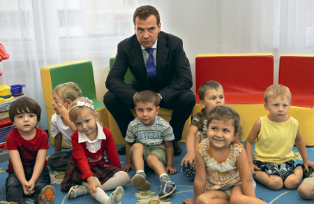 Медведев объяснит, как воспитывать детей