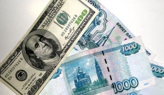 Сегодня рубль упал до февральского минимума к доллару и евро