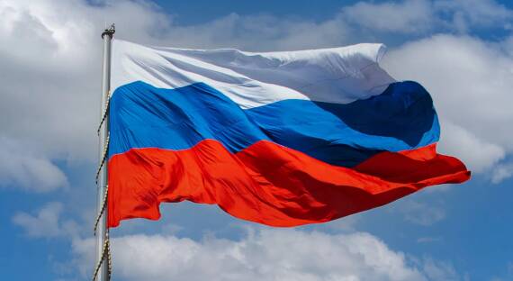 Путин: Все исторические флаги и символы России требуют уважения