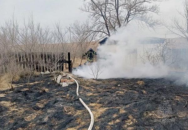 Сильный ветер вновь осложнил работу пожарным в Хакасии