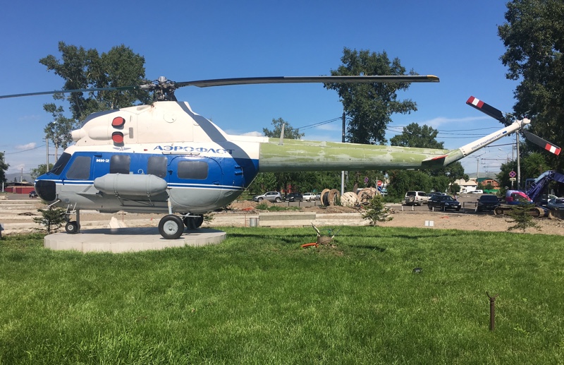 Вертолет-памятник Ми-2 в аэропорту Абакана сменил хвост