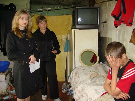 В Хакасии полиция отобрала детей у так называемых родителей