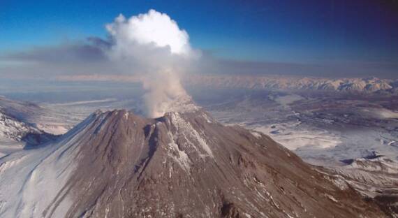 Камчатский вулкан Безымянный выбросил столб пепла высотой в 5 км