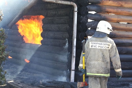 В Хакасии сгорела баня и чуть не пострадал жилой дом