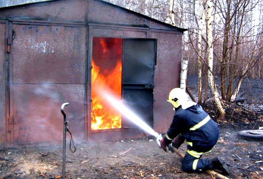 В Хакасии пожарные эвакуировали из горящего гаража автомобиль