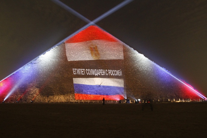 Пирамиды Египта окрасились в цвета флагов России, Франции и Ливии