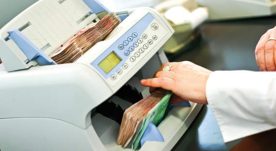 Кассир банка в Камчатском крае растратила 2,3 миллиона рублей