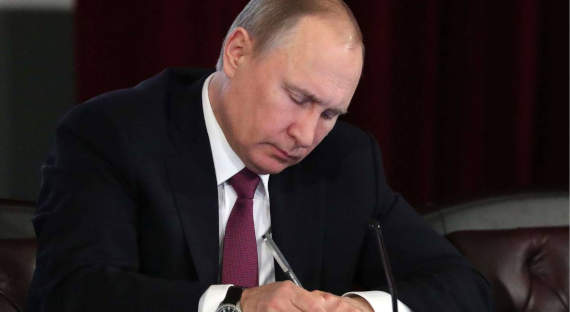 Путин подписал закон об отраслевых системах оплаты труда