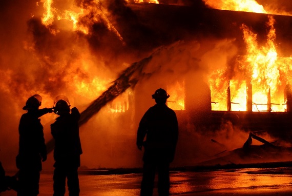 Пожар в девятиэтажке Абакана: 23 человека эвакуированы, один погиб