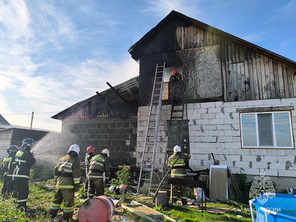 В Белом Яре из-за замыкания загорелся дом