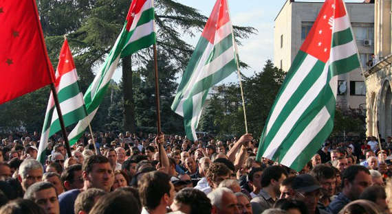 Президент Абхазии согласился перенести дату выборов