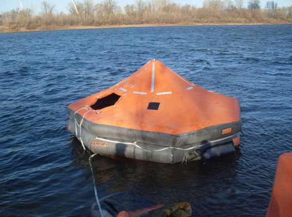 В районе пропажи двух судов в Охотском море найден спасательный плот
