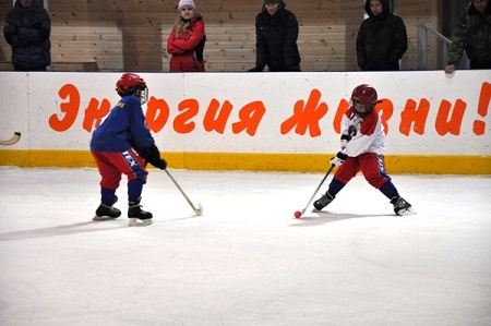Хоккейное открытие: в Хакасии стартуют первые в сезоне соревнования по хоккею с мячом