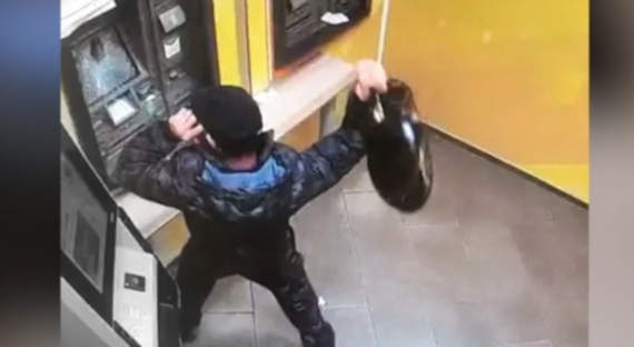 Мужчина в Дудинке напал на банкомат со сковородой