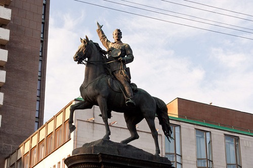 Киевские власти разрешили демонтаж памятника Щорсу