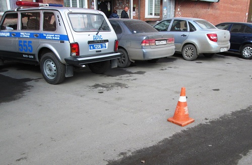 В Абакане пешеход угодил под машину во дворе дома