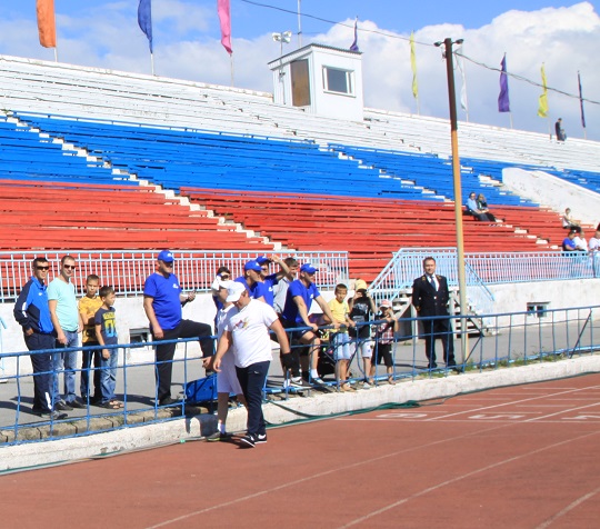 На стадионе "Шахтер" в Черногорске планирую установить уличные тренажёры