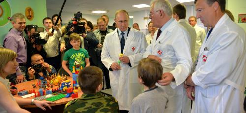 Президент России навестил раненных детей из Донбасса