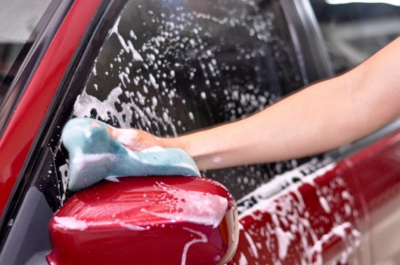 Студентка-автомойщица из Черногорска не только помыла машину, но и обчистила ее