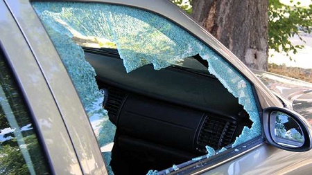 Пьяный житель Черногорска разбил стекло на чужой иномарке