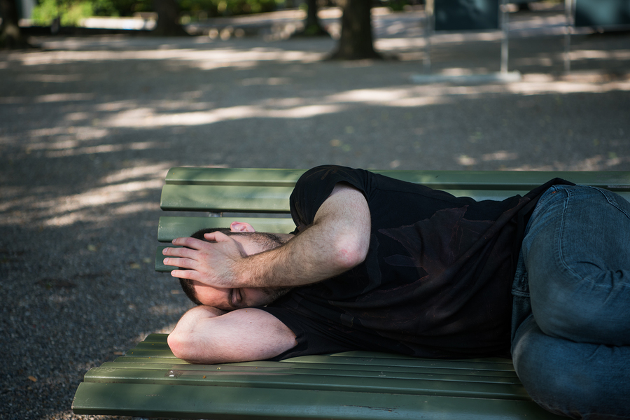 Задремавшего на скамейке черногорца оставили без телефона и денег