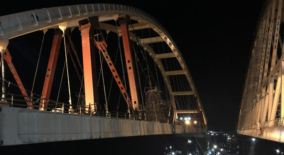 Пролет Крымского железнодорожного моста упал в воду из-за неисправного домкрата