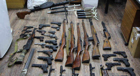 Сотрудники ФСБ вскрыли сеть нелегальной торговли оружием