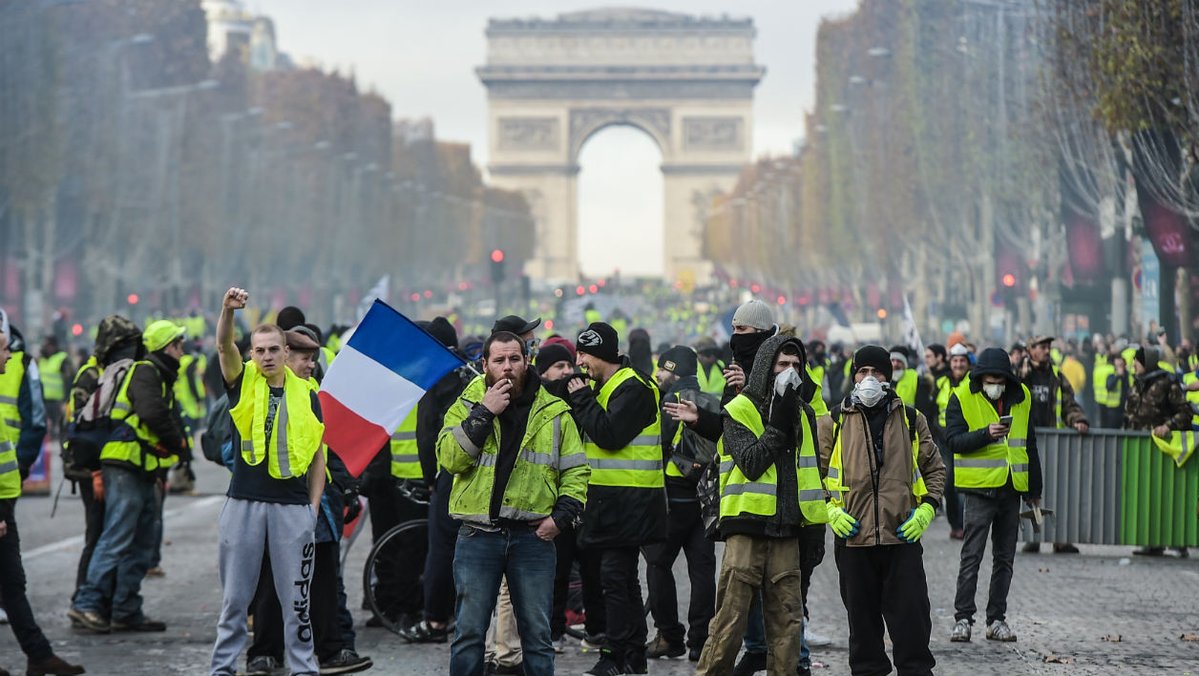 На улицы Парижа выехали броневики и конная полиция