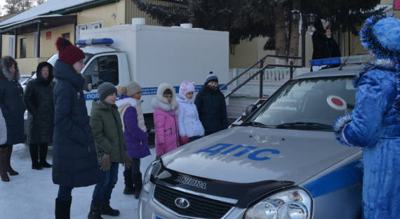 Дед Мороз и Снегурочка сводили юных сорцев в полицию