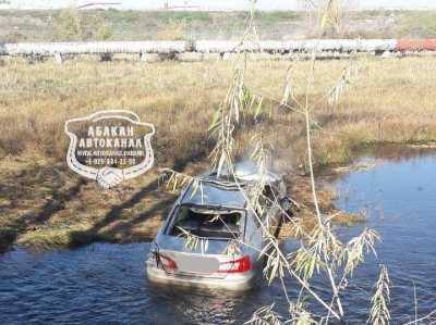 В Абакане легковая машина с людьми на полном ходу упала в реку