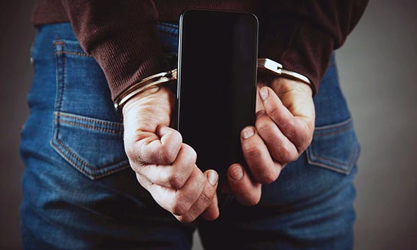 Саяногорец стащил сотовый телефон у работника сервисной компании