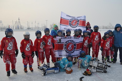 Спортсмены из Красноярска одержали победу на хоккейном турнире в Хакасии