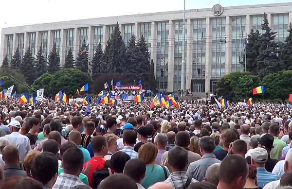 Молдаване протестуют против "ночного" правительства