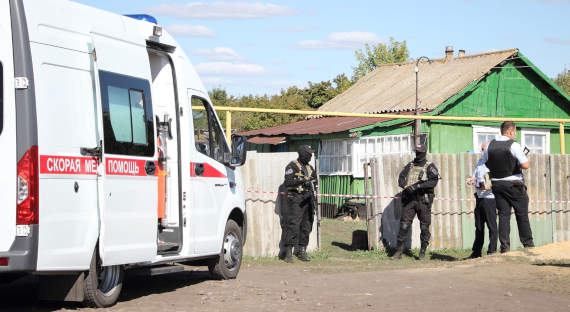 Полицейские оцепили дом напавшего на полицейский участок в Воронежской области