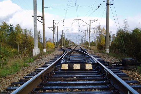 В Хакасии двухлетняя девочка едва не погибла под поездом
